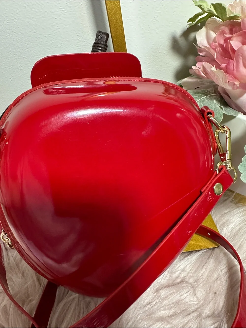 Red Apple-Shaped Women’s Backpack with Green Leaf Accent